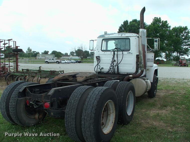 image for item DK9719 1989 Mack R690ST semi truck