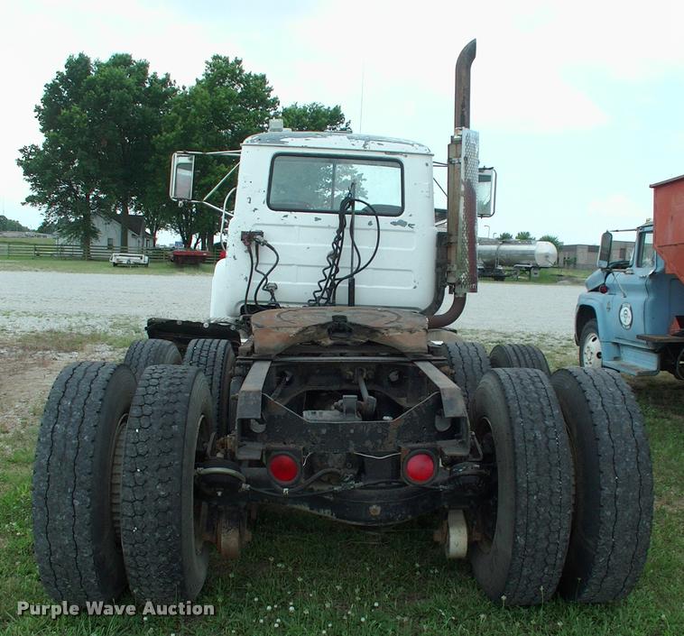 image for item DK9719 1989 Mack R690ST semi truck