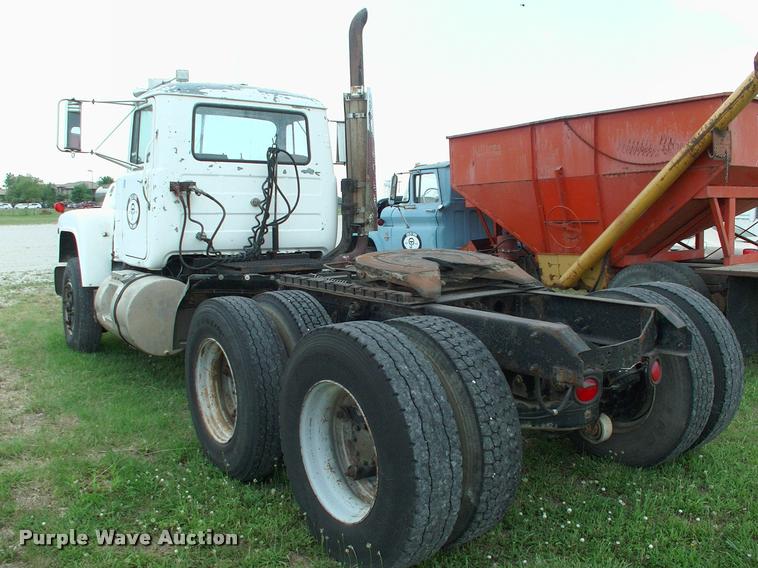 image for item DK9719 1989 Mack R690ST semi truck