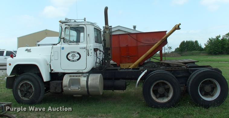 image for item DK9719 1989 Mack R690ST semi truck