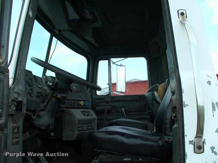 image for item DK9719 1989 Mack R690ST semi truck