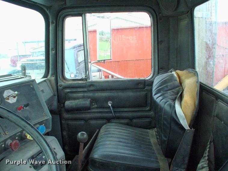 image for item DK9719 1989 Mack R690ST semi truck