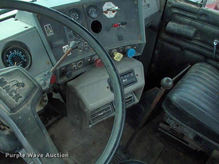 image for item DK9719 1989 Mack R690ST semi truck