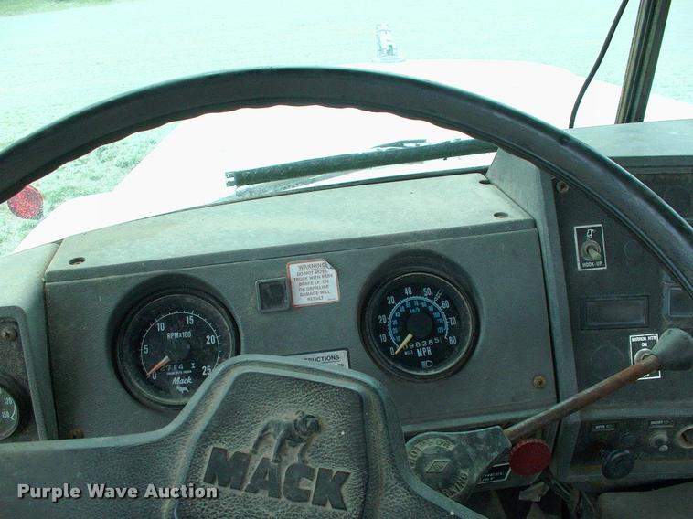 image for item DK9719 1989 Mack R690ST semi truck