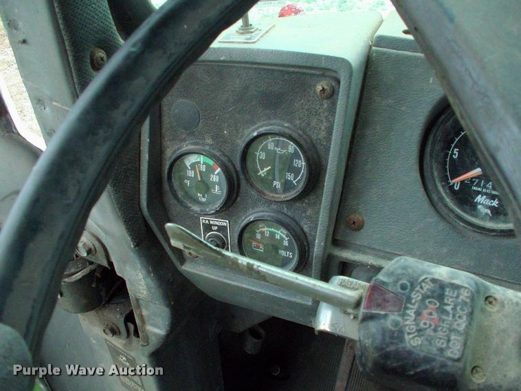 image for item DK9719 1989 Mack R690ST semi truck