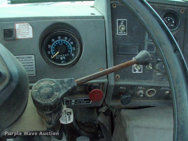 image for item DK9719 1989 Mack R690ST semi truck