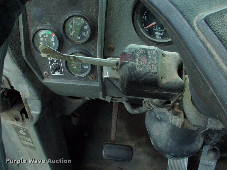 image for item DK9719 1989 Mack R690ST semi truck