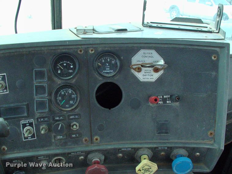 image for item DK9719 1989 Mack R690ST semi truck