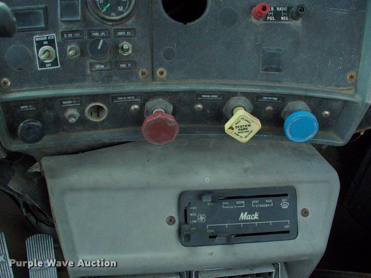 image for item DK9719 1989 Mack R690ST semi truck