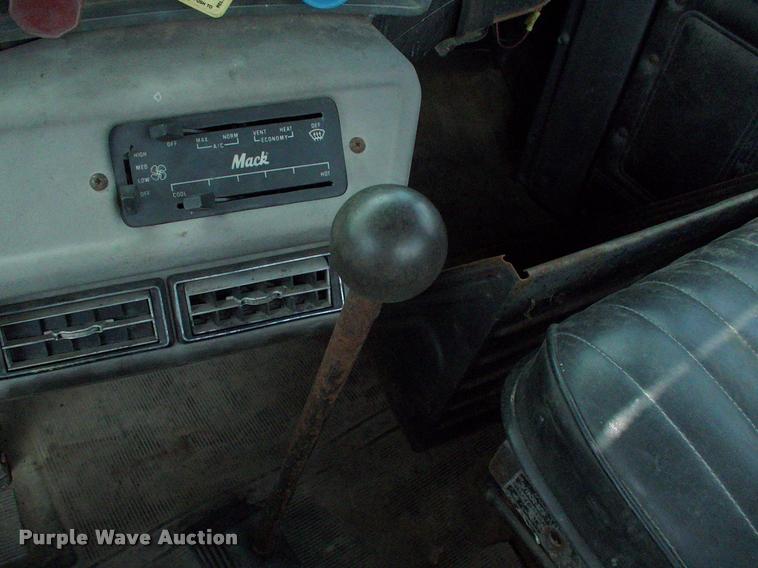 image for item DK9719 1989 Mack R690ST semi truck