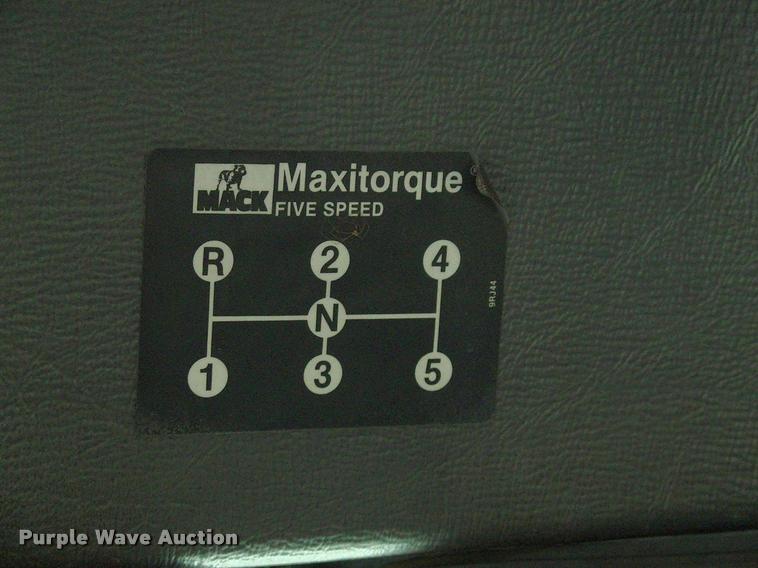 image for item DK9719 1989 Mack R690ST semi truck