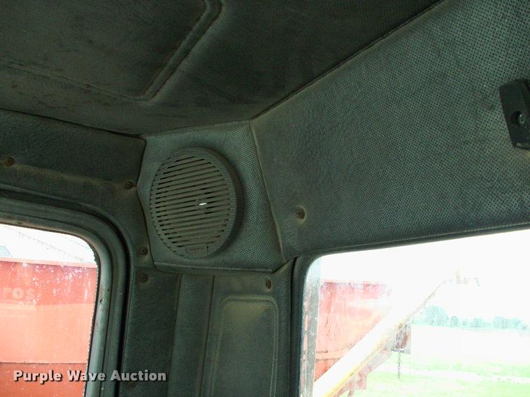 image for item DK9719 1989 Mack R690ST semi truck