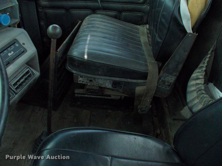 image for item DK9719 1989 Mack R690ST semi truck