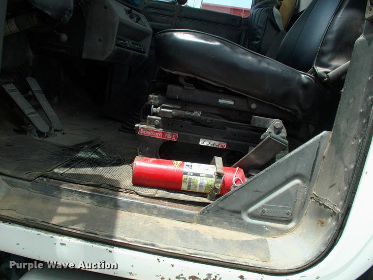 image for item DK9719 1989 Mack R690ST semi truck