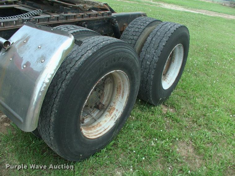 image for item DK9719 1989 Mack R690ST semi truck