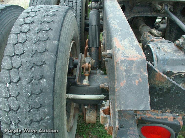 image for item DK9719 1989 Mack R690ST semi truck