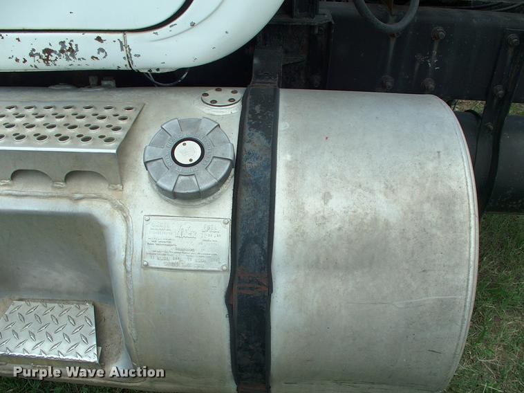 image for item DK9719 1989 Mack R690ST semi truck