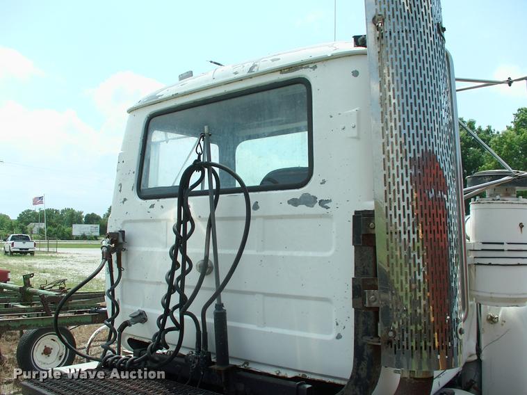 image for item DK9719 1989 Mack R690ST semi truck