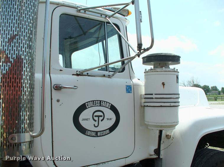 image for item DK9719 1989 Mack R690ST semi truck