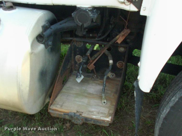 image for item DK9719 1989 Mack R690ST semi truck