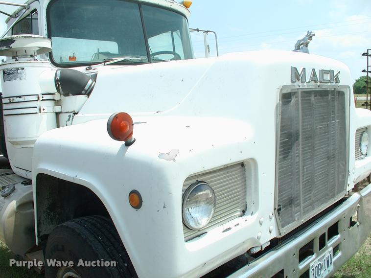 image for item DK9719 1989 Mack R690ST semi truck
