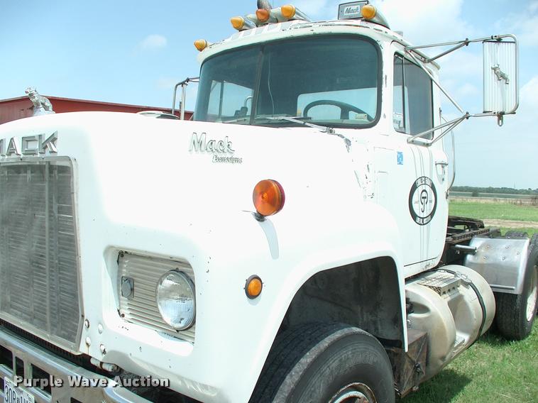 image for item DK9719 1989 Mack R690ST semi truck