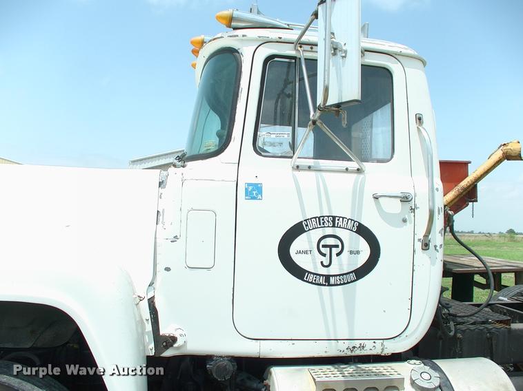 image for item DK9719 1989 Mack R690ST semi truck