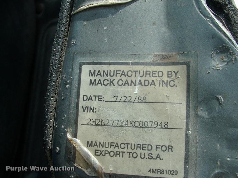 image for item DK9719 1989 Mack R690ST semi truck