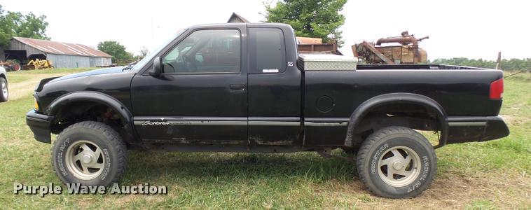 image for item CA9024 1997 GMC Sonoma Ext. Cab pickup truck