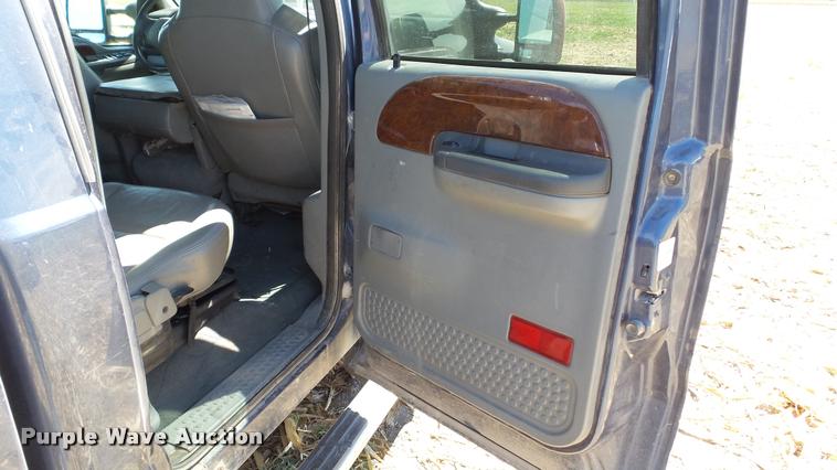 image for item DA1094 2003 Ford F350 Lariat Crew Cab pickup truck