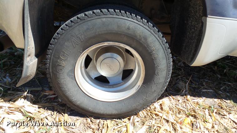 image for item DA1094 2003 Ford F350 Lariat Crew Cab pickup truck