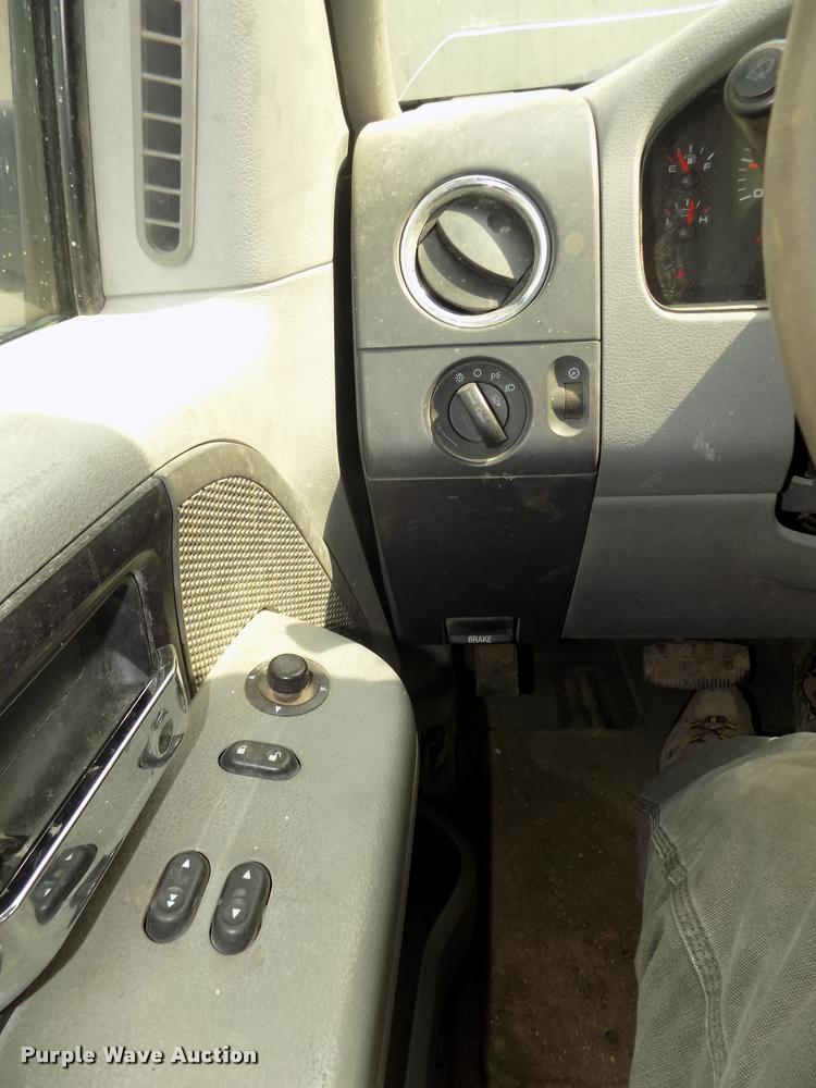 image for item DA3033 2004 Ford F150 XLT pickup truck