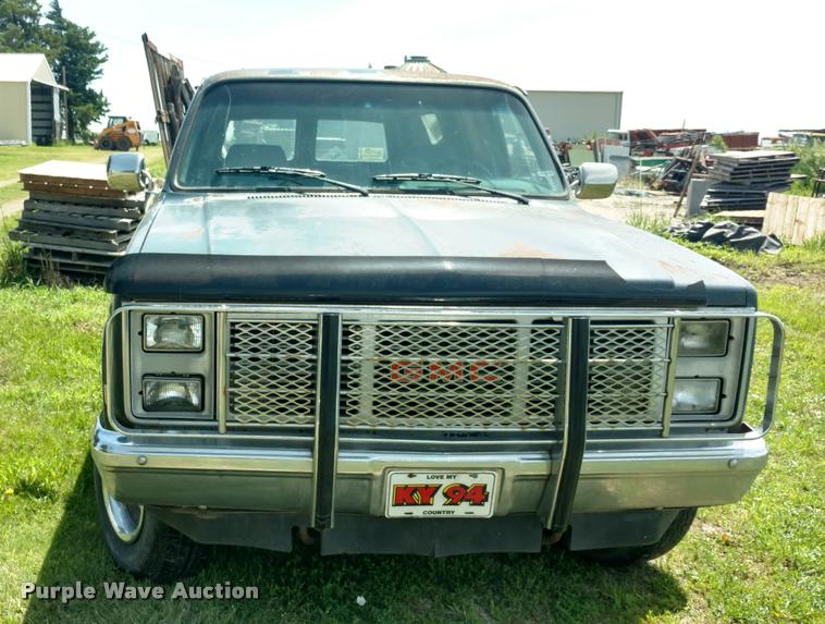image for item DA5550 1985 GMC Sierra Classic Suburban SUV