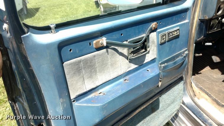 image for item DA5550 1985 GMC Sierra Classic Suburban SUV