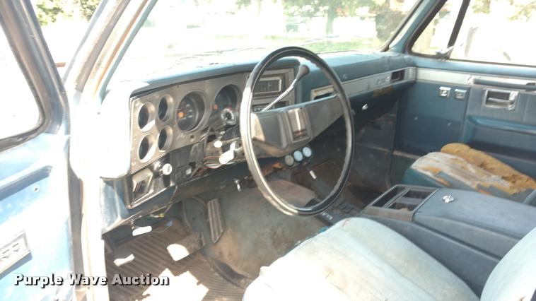 image for item DA5550 1985 GMC Sierra Classic Suburban SUV
