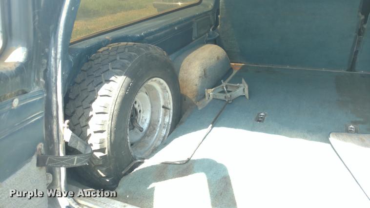 image for item DA5550 1985 GMC Sierra Classic Suburban SUV