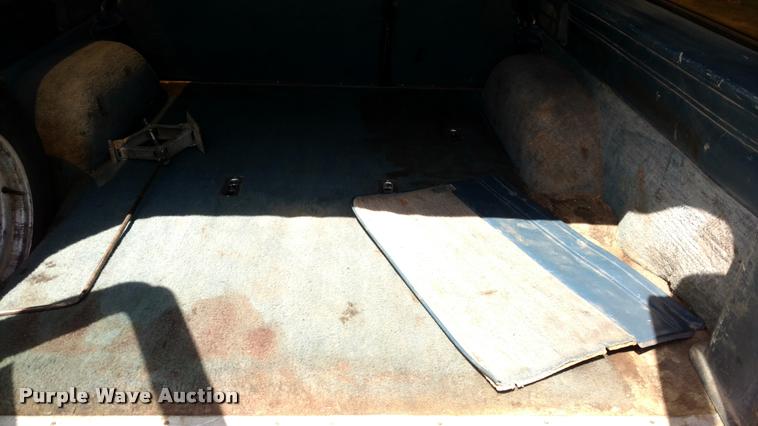 image for item DA5550 1985 GMC Sierra Classic Suburban SUV