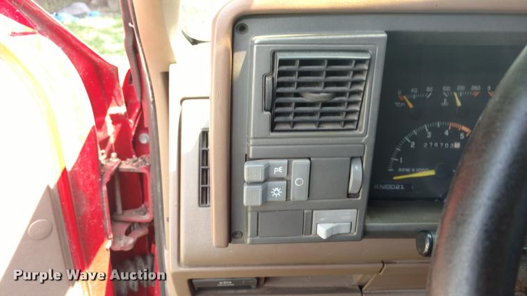 image for item DA5556 1994 GMC Suburban 1500 SLE SUV