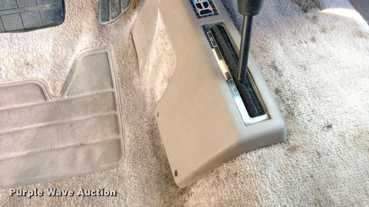 image for item DA5556 1994 GMC Suburban 1500 SLE SUV