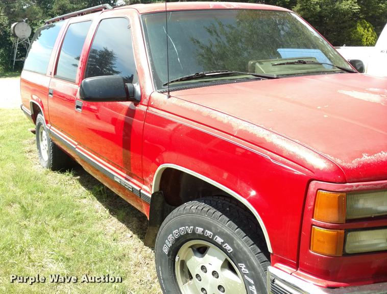 image for item DA5556 1994 GMC Suburban 1500 SLE SUV