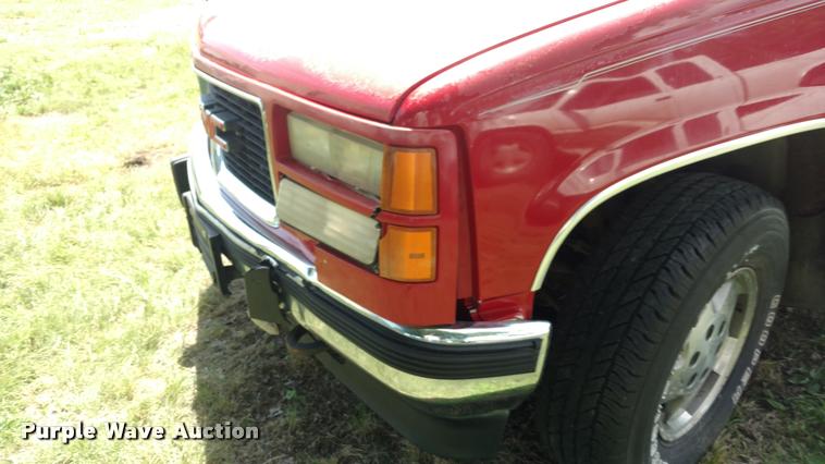 image for item DA5556 1994 GMC Suburban 1500 SLE SUV