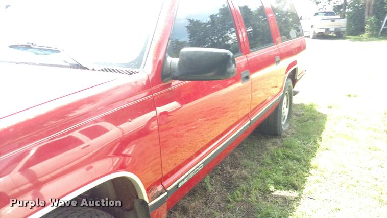 image for item DA5556 1994 GMC Suburban 1500 SLE SUV