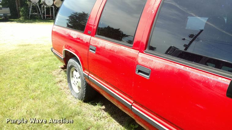 image for item DA5556 1994 GMC Suburban 1500 SLE SUV