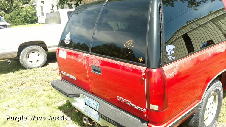 image for item DA5556 1994 GMC Suburban 1500 SLE SUV