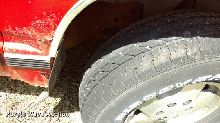 image for item DA5556 1994 GMC Suburban 1500 SLE SUV