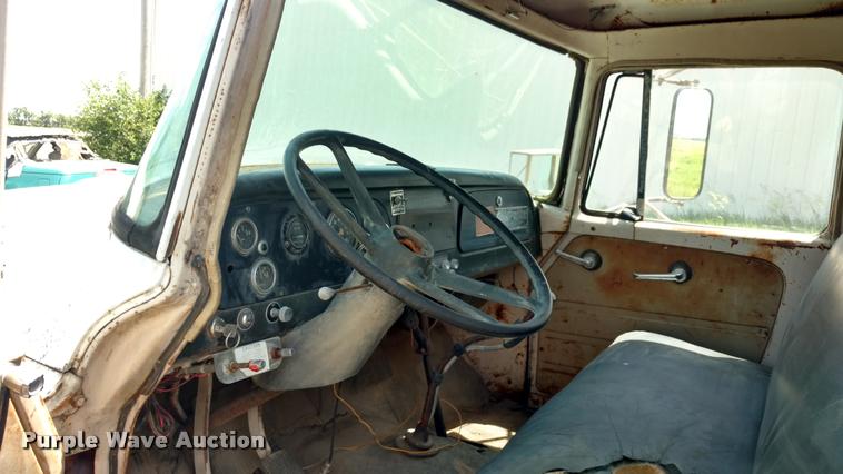 image for item DA5561 1970 International grain truck