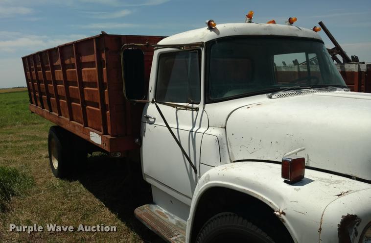 image for item DA5561 1970 International grain truck