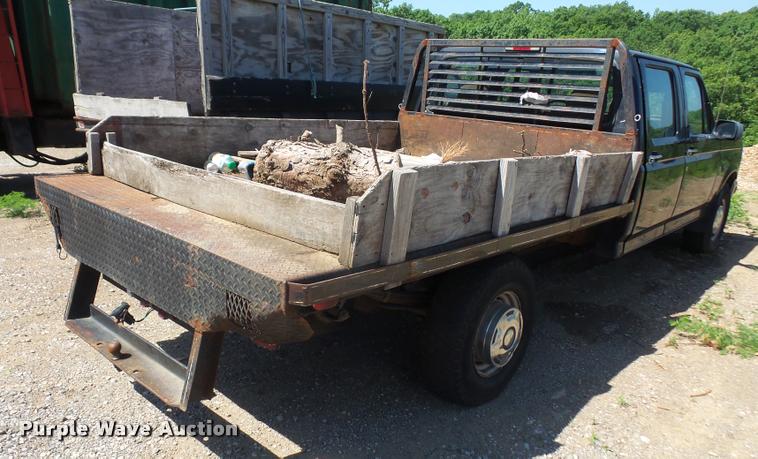 image for item DA6444 1995 Ford F350 Super Duty Crew Cab flatbed pickup truck