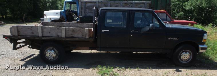 image for item DA6444 1995 Ford F350 Super Duty Crew Cab flatbed pickup truck