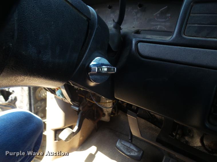 image for item DA6444 1995 Ford F350 Super Duty Crew Cab flatbed pickup truck